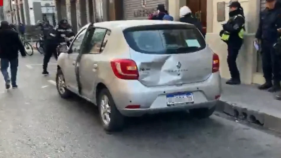 Abrió la puerta de su auto sin mirar y un motociclista terminó en el hospital