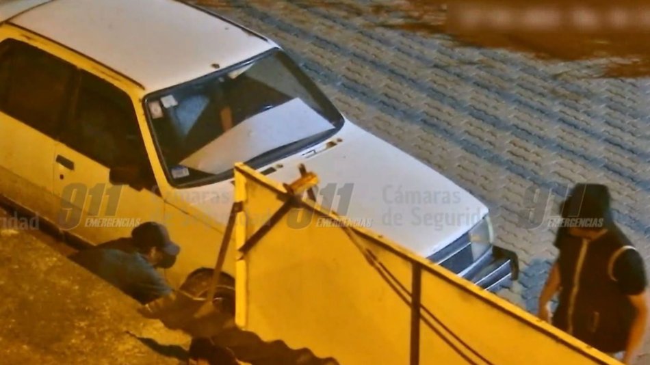 Detuvieron a dos hombres por robar la rueda de un auto: fueron captados por las cámaras de videovigilancia
