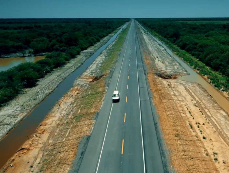 O corredor bioceânico avança do Paraguai em direção a uma ponte bloqueada em Mission La Paz.