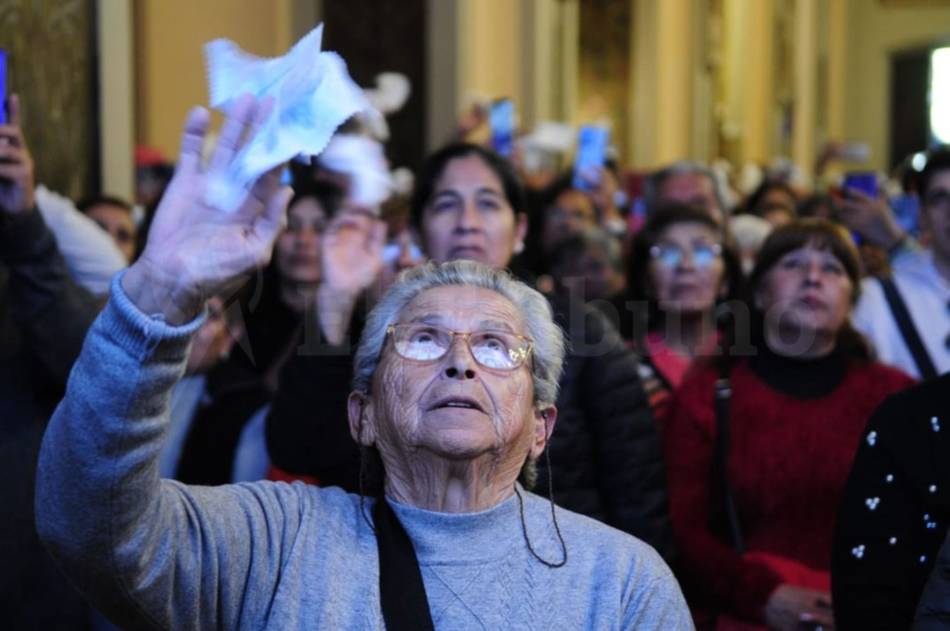 Fe, emoción y lágrimas en la entronización del Señor y la Virgen del Milagro 
