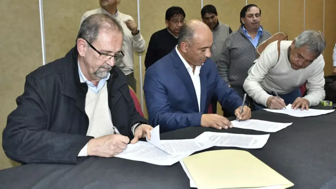 Hubo acuerdo con los estatales salteños: se estableció un incremento del 14% para el segundo semestre Hubo acuerdo con los estatales salteños: se estableció un incremento del 14% para el segundo semestre