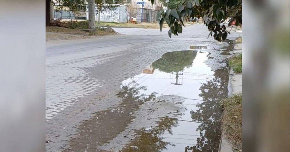 Bº El Bosque: una pérdida de agua mantiene calles anegadas y complica ...