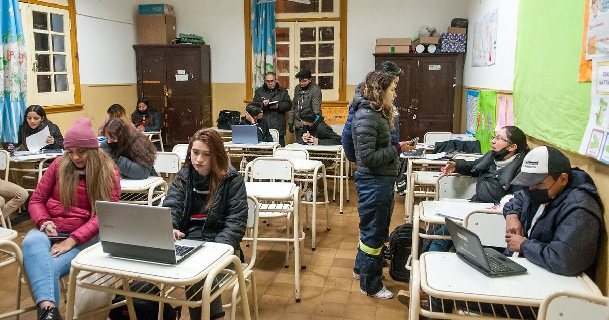 Inscriben a jóvenes y adultos que deseen finalizar el secundario