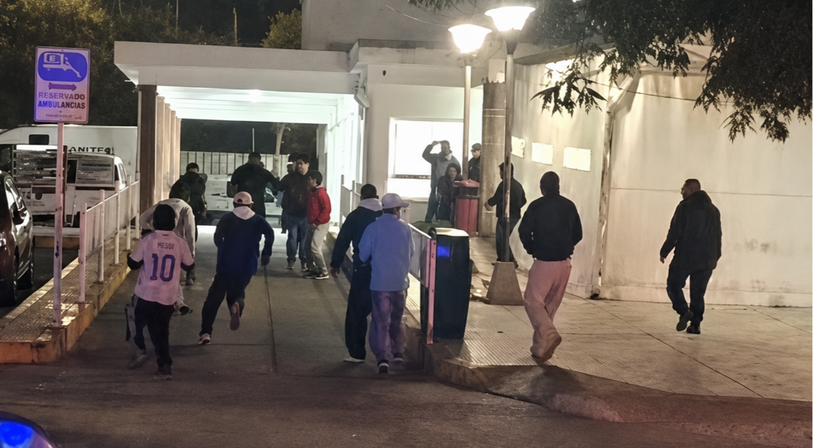 VIDEO. Violenta pelea  de grupos en la guardia del  hospital San Bernardo durante la madrugada