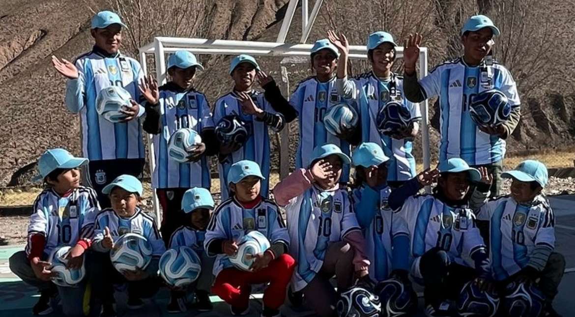 La AFA sorprendió a una escuela rural de Salta con camisetas de la Selección y más regalos: ¡vamos Argentina!