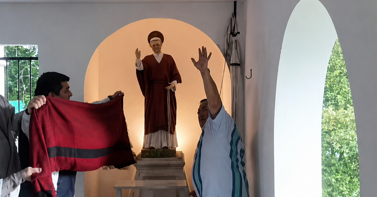 El padre Ossola suspende la misa de la tarde y te invita a hacer sonar las campanas este domingo