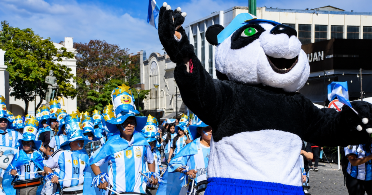 Banderazo celeste y blanco en Salta: la Banda Infantil de la Policía alentó a la Selección antes de la final