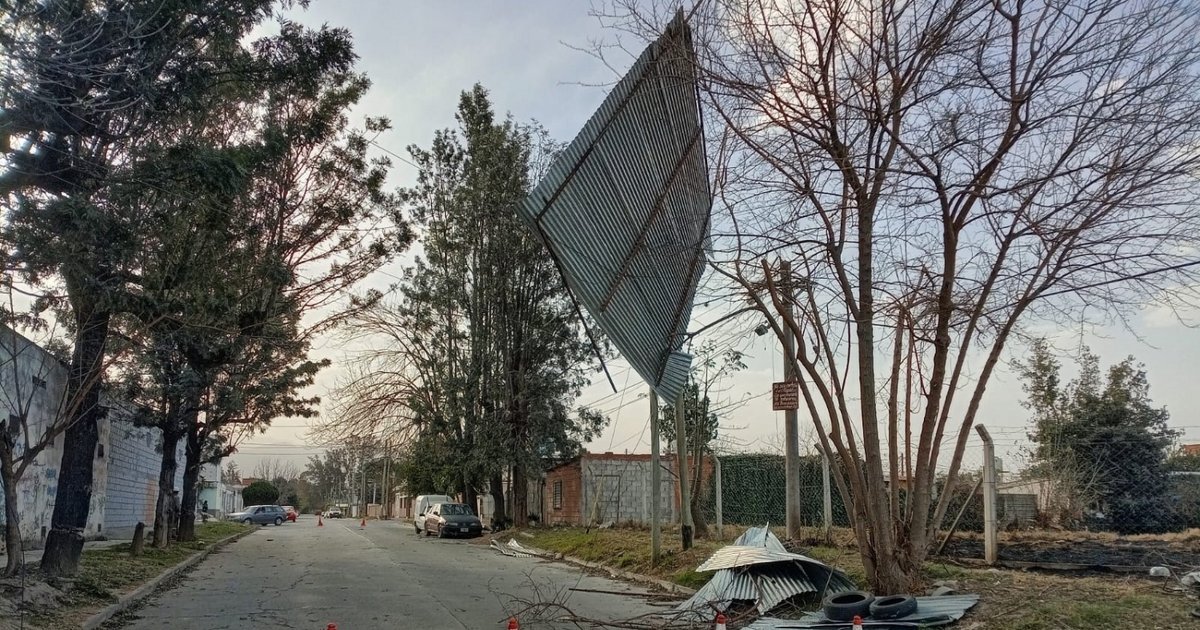 El viento Zonda sigue golpeando Salta: una fuerte ráfaga provocó la voladura de un techo en barrio El Tribuno