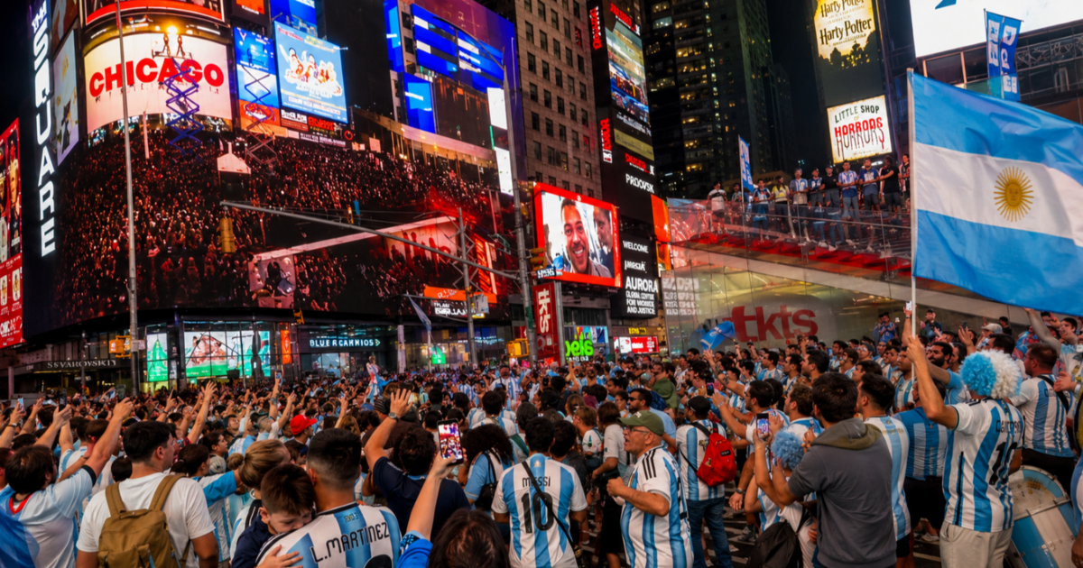 Times Square se tiñó de celeste y blanco: multitudinario banderazo argentino antes de la final con España
