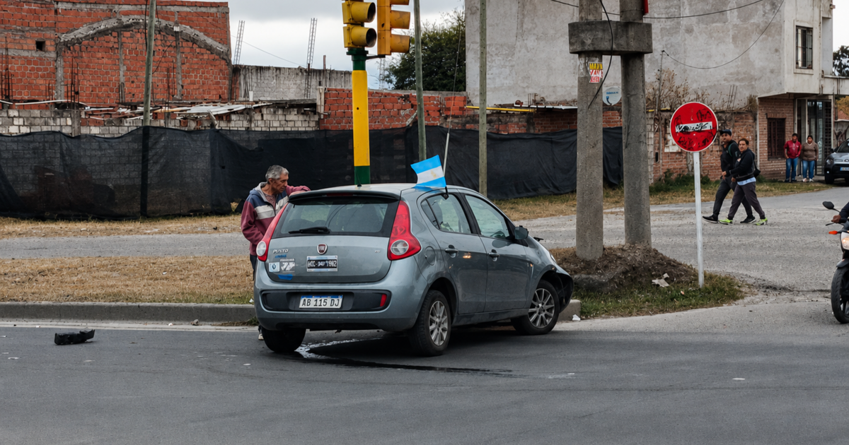 Choque entre una camioneta y un auto genera demoras en avenida Ex Combatientes de Malvinas