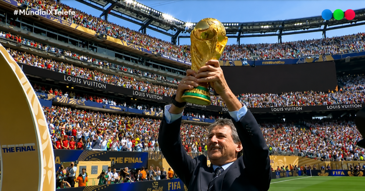 Kempes e Iniesta mostraron la Copa del Mundo antes de la final entre Argentina y España