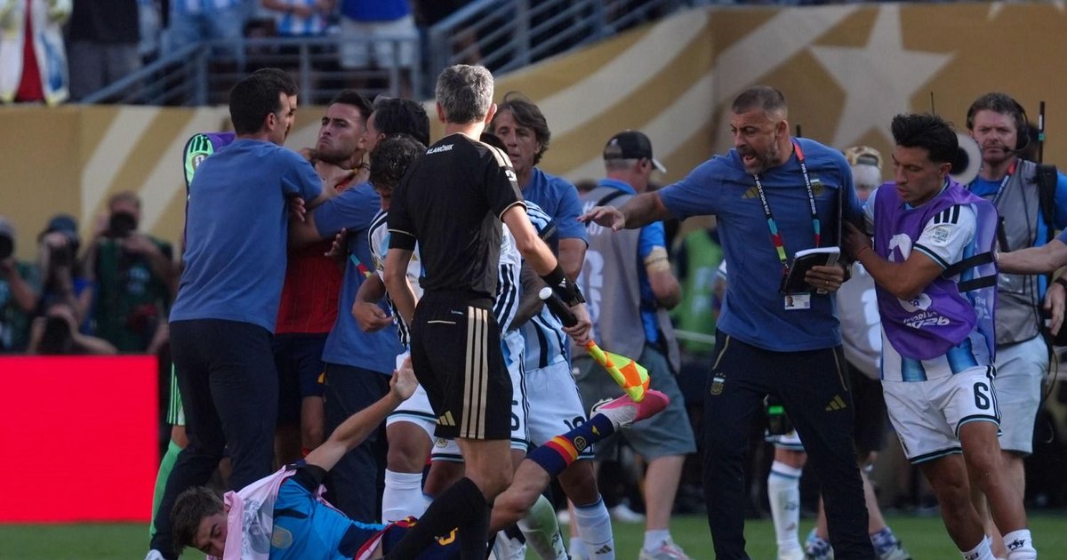 Escándalo tras la final del Mundial: pelea entre jugadores de Argentina y España y roja para Paredes