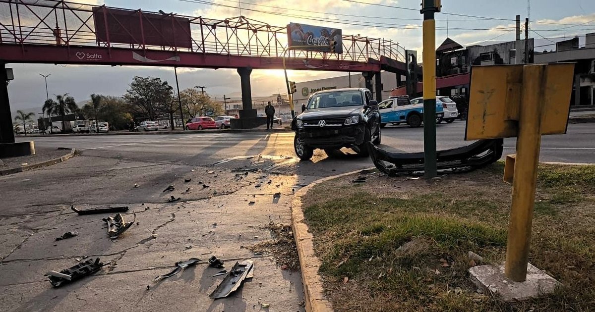 Fuerte choque entre dos camionetas en Av. Paraguay, a la altura de la Coca Cola: tránsito interrumpido