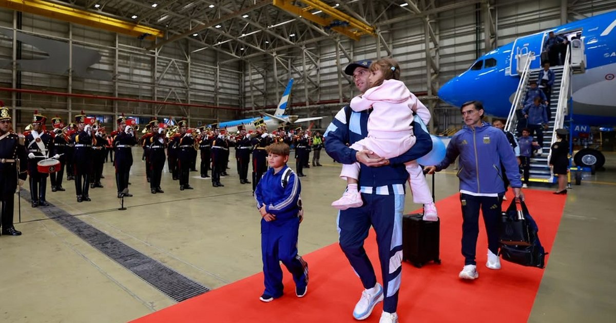 VIDEO. En un descapotable, los jugadores de la Selección argentina saludaron a los hinchas en Ezeiza
