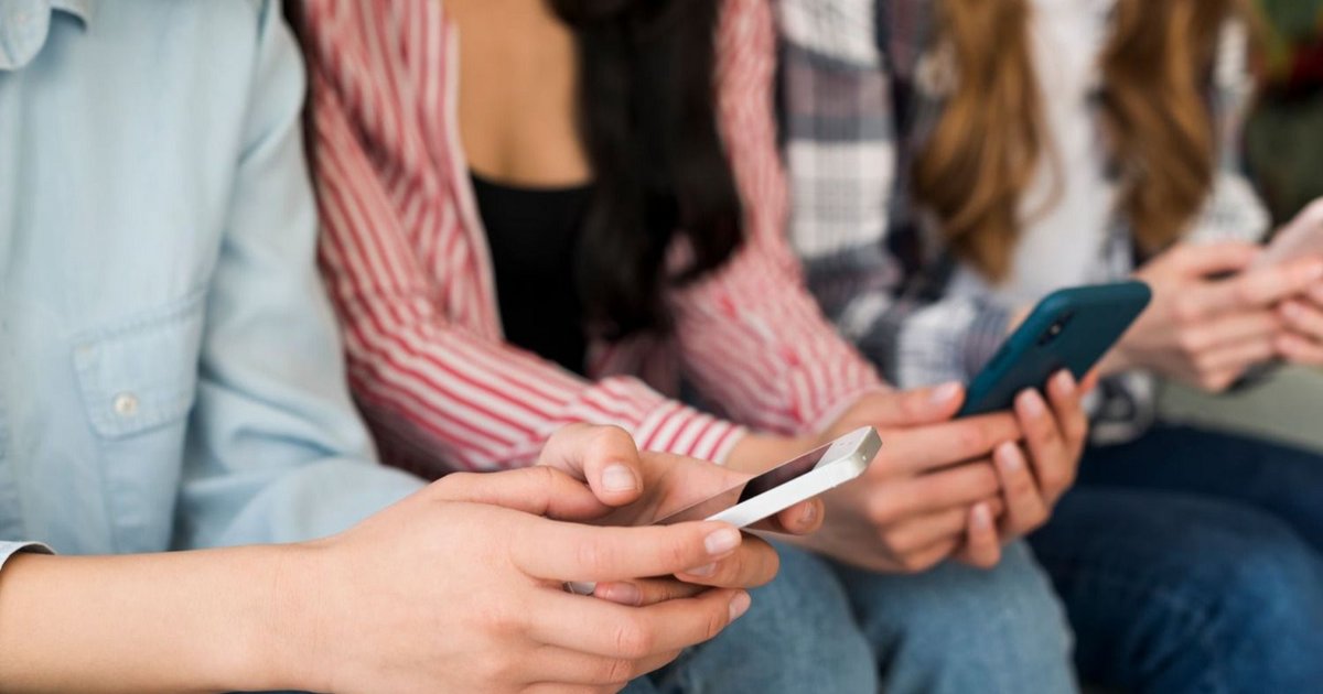 Francia acelera la prohibición de las redes sociales para menores de 15 años.