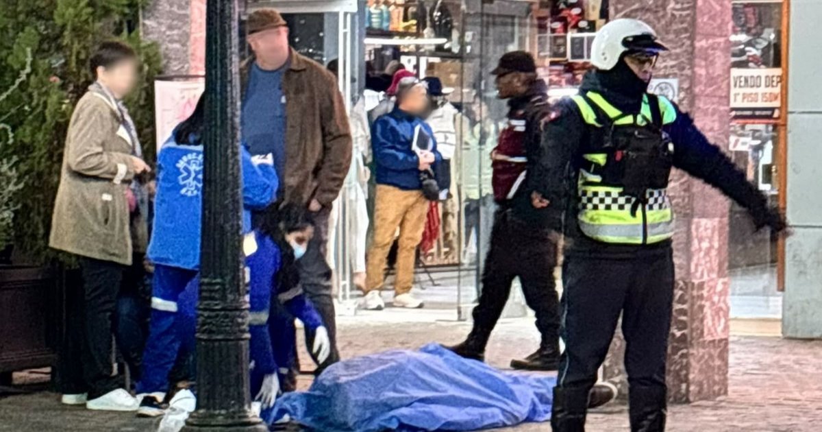 Un turista fue hallado sin vida en el corazón del centro salteño: la policía trabaja en el lugar