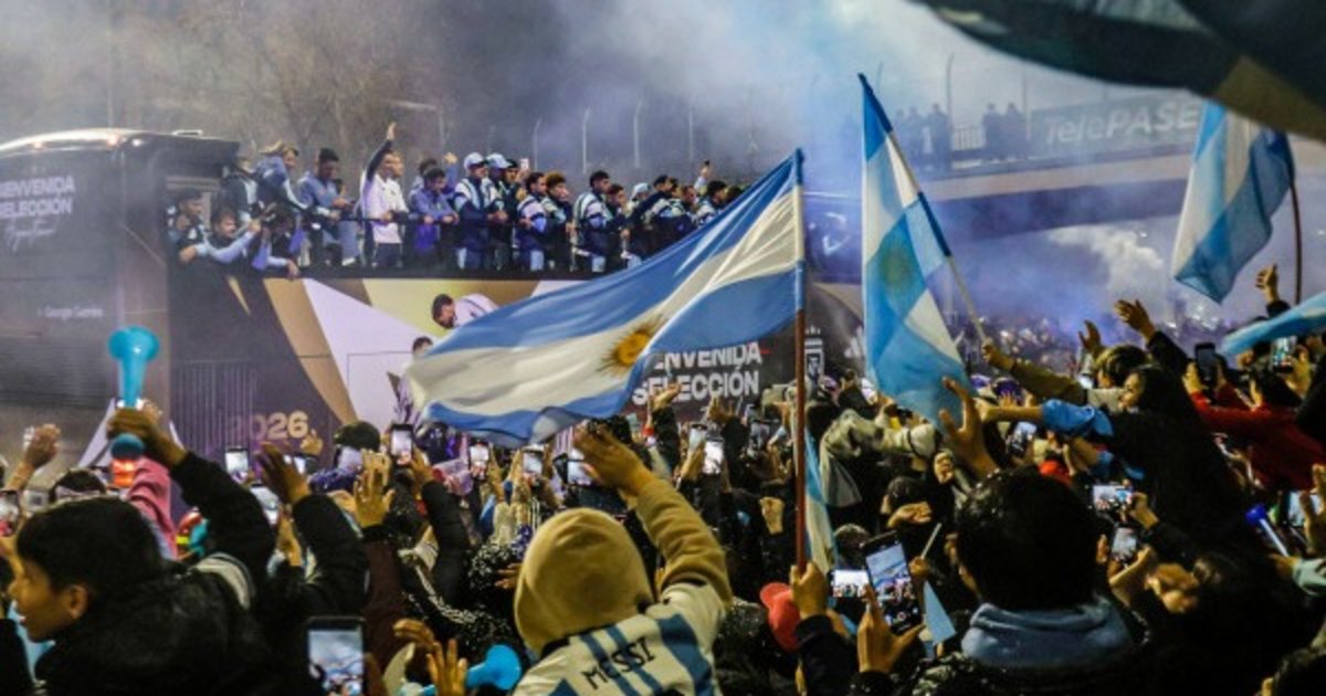 Regreso con gloria: La Selección nacional llegó y una multitud saludó al plantel