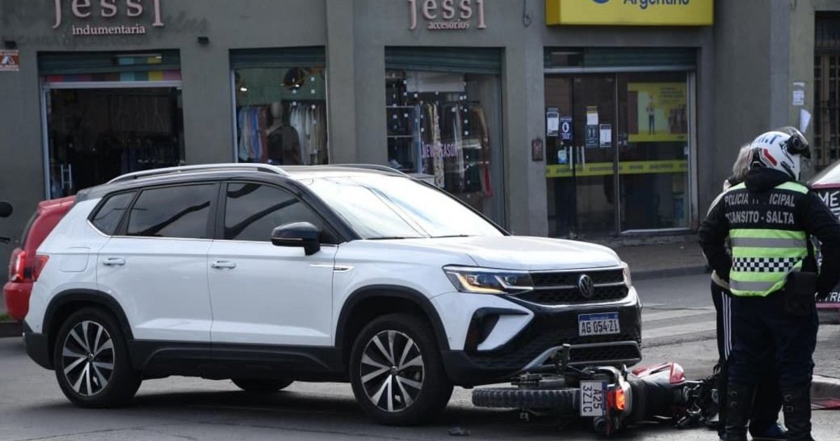 Una moto quedó debajo de una camioneta en pleno macrocentro y hubo un vuelco en la ruta 9