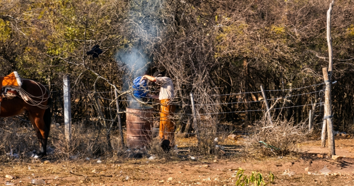 La Municipalidad multó a un hombre que intentaba quemar basura en pastizales