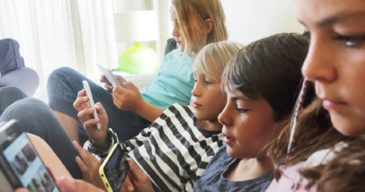 Francia prohíbe las redes sociales a menores de 15 años