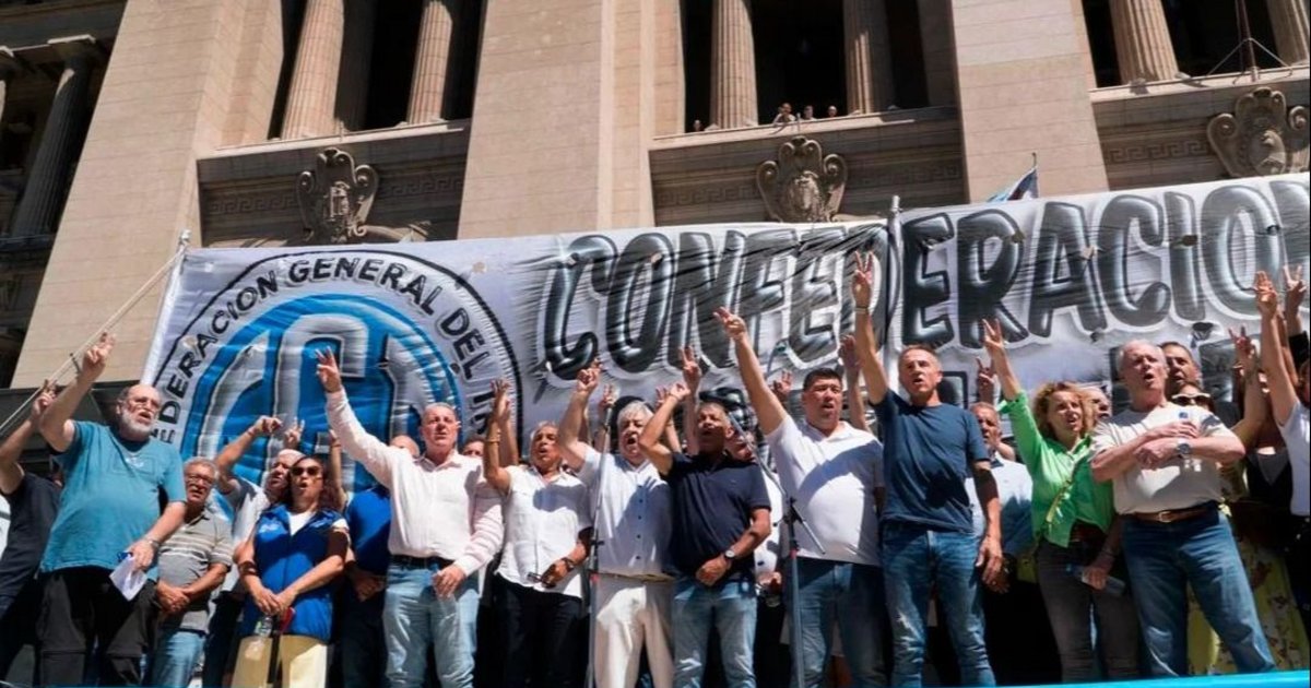 La CGT, las CTA y movimientos sociales marchan al Congreso junto a los jubilados