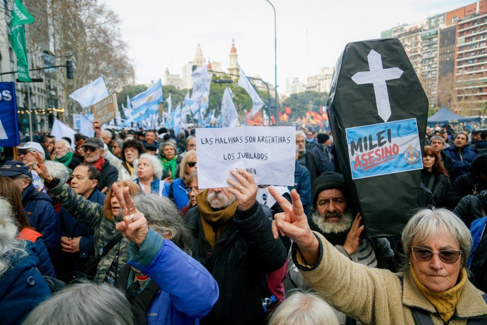 Megaoperativo policial en Congreso por la marcha de jubilados acompañada por la CGT