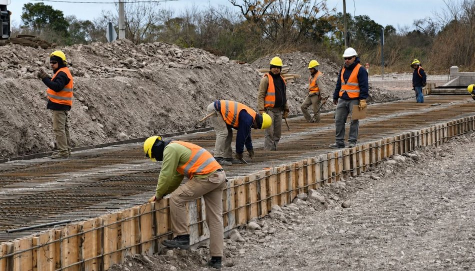 La Autopista del Valle de Lerma avanza con varios frentes de obra y ya colocaron 36 vigas- La Autopista del Valle de Lerma avanza con varios frentes de obra y ya colocaron 36 vigas