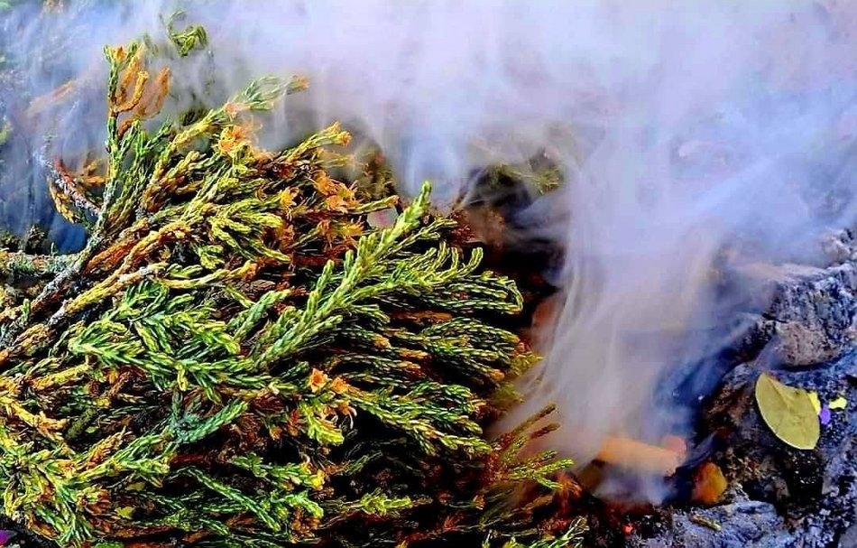 Humo para ahuyentar las malas ondas, agradecimientos y pedidos a la Pacha: Salta se prepara para el 1° de agosto