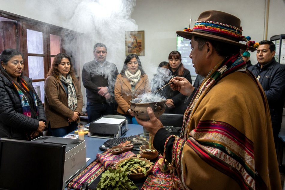 Humo para ahuyentar las malas ondas, agradecimientos y pedidos a la Pacha: Salta se prepara para el 1° de agosto
