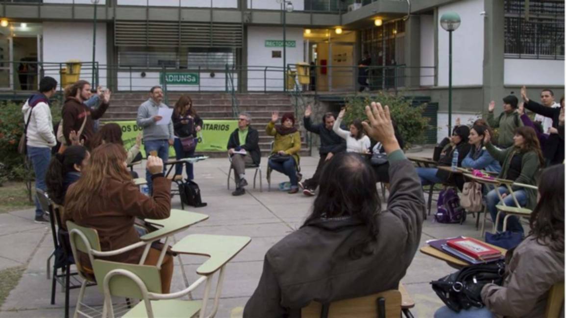 Adiunsa definirá el lunes si levanta el paro