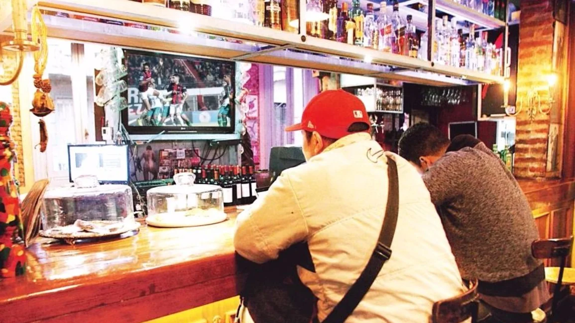 Los hinchas se preparan para volver a los bares a ver fútbol por TV pago