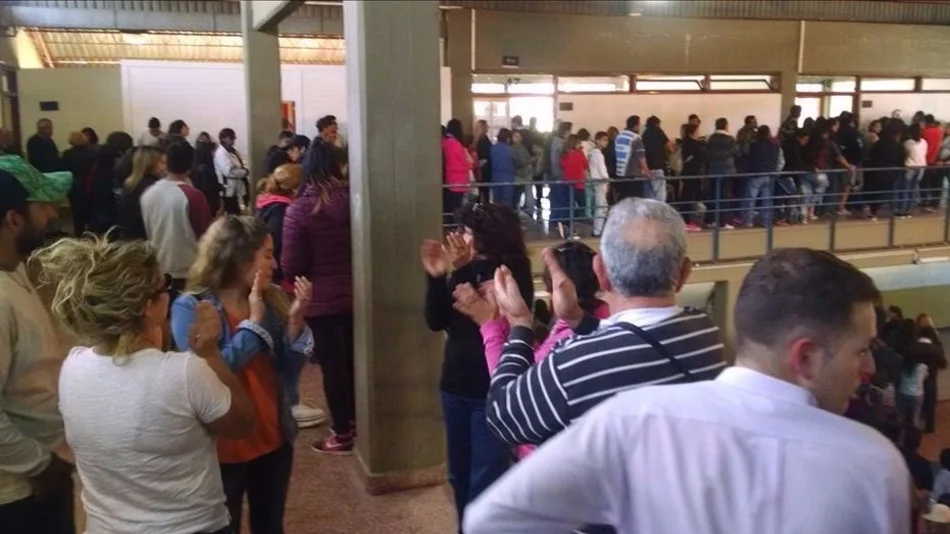 Largas colas y mucha espera en las escuelas de Salta