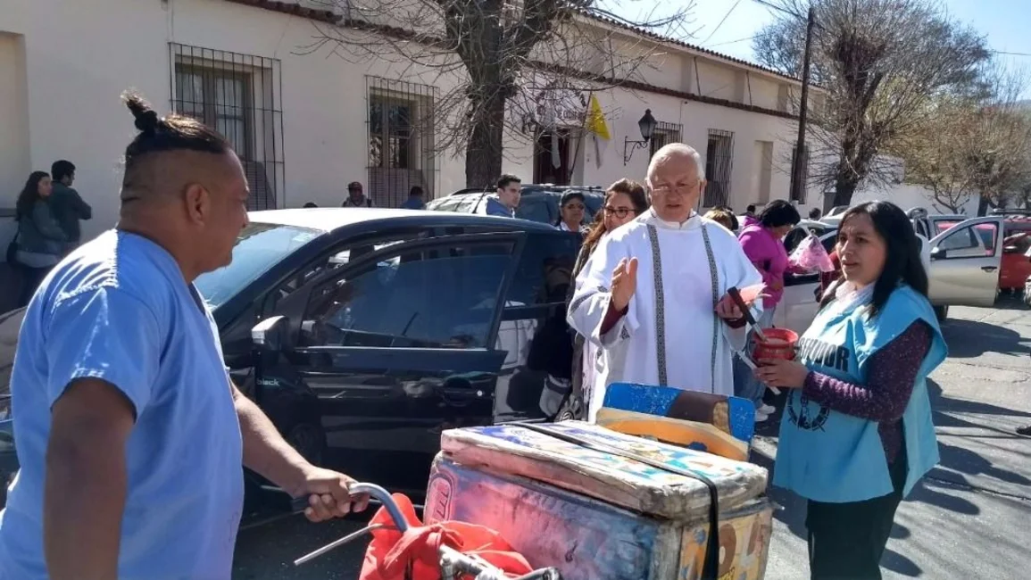 Chaya de autos en la iglesia de El Pilar, en el marco de la fiesta de la Virgen de Urkupiña