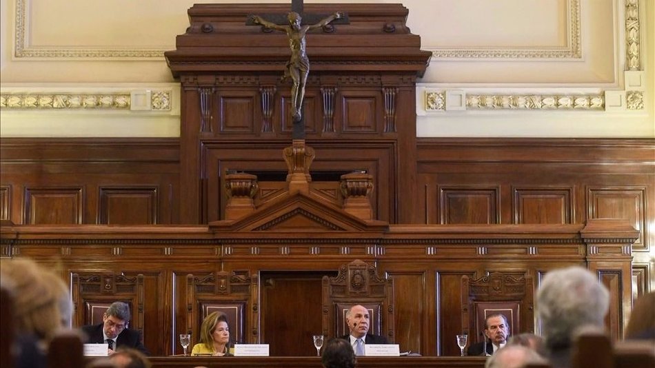Debate por los símbolos religiosos en la audiencia sobre educación  laica	
