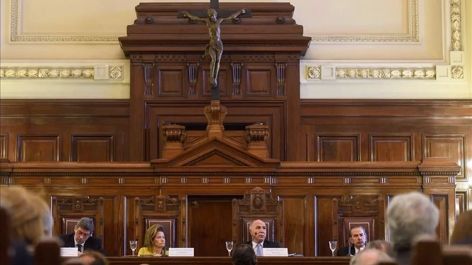 Debate por los símbolos religiosos en la audiencia sobre educación  laica	