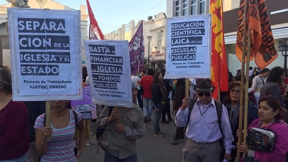 Salteños marcharon a favor de la educación laica: "Que la religión se quede en la Catedral"  