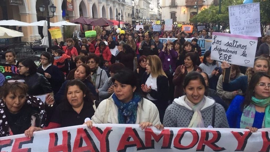 Masiva marcha a favor de la educación religiosa en las escuelas públicas de Salta 