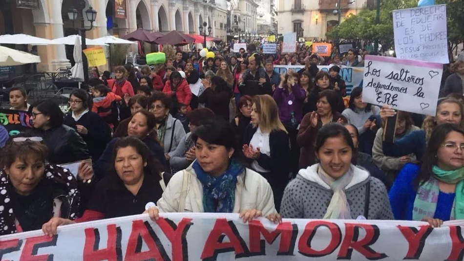 Masiva marcha a favor de la educación religiosa en las escuelas públicas de Salta 