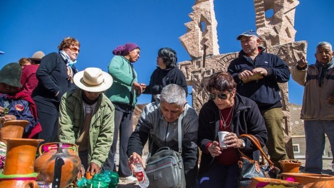 Cientos de turistas participaron de los convites a la Pachamama  