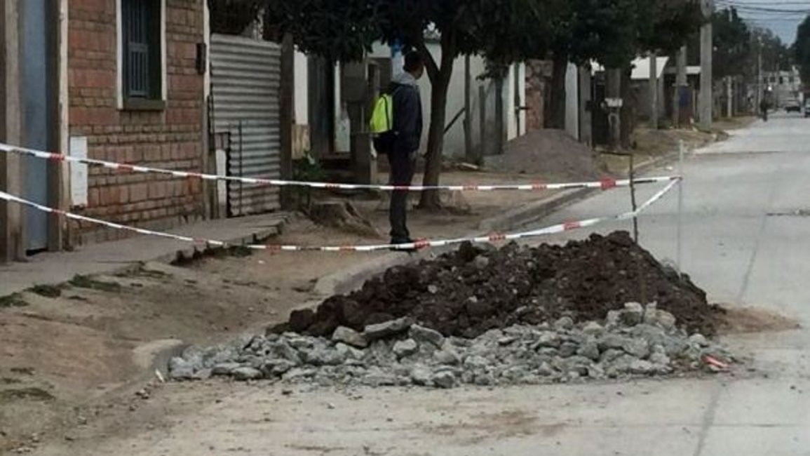 Tuvieron que abrir una docena de pozos en una calle recién pavimentada por problemas cloacales 