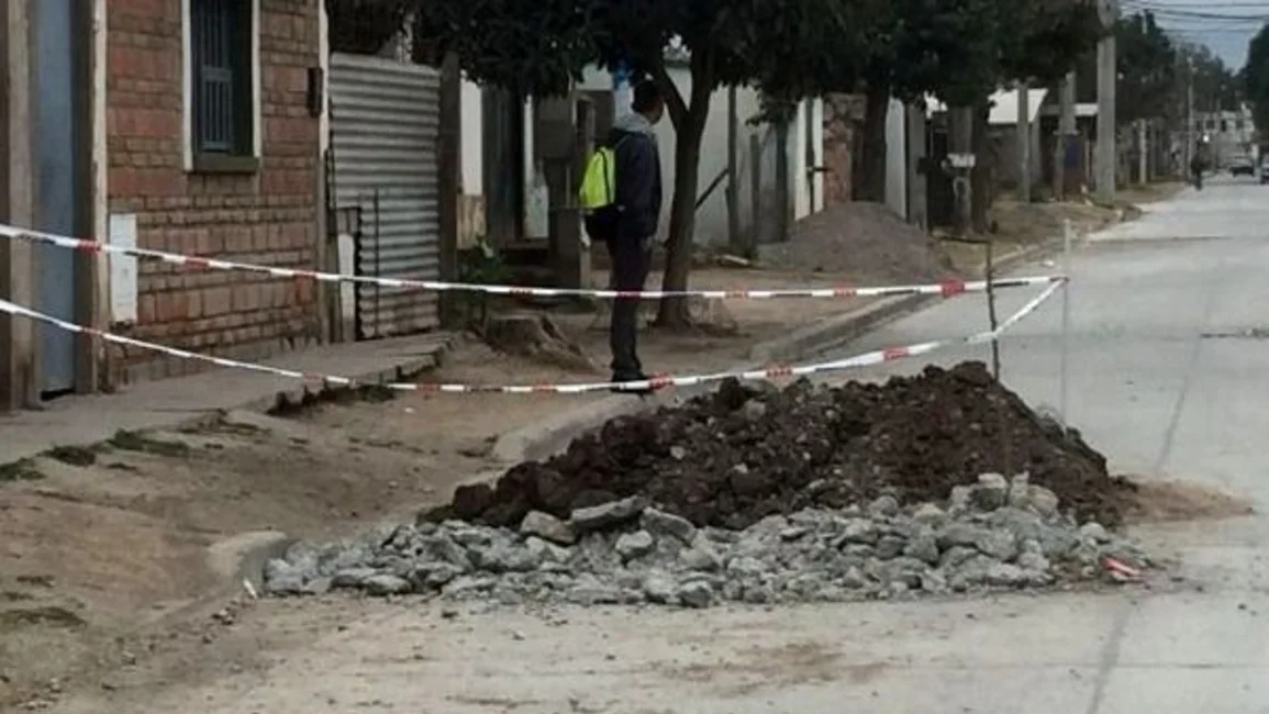 Tuvieron que abrir una docena de pozos en una calle recién pavimentada por problemas cloacales 