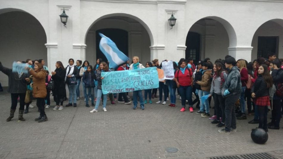 Salteños en contra de la legalización del aborto se manifiestan frente al Cabildo