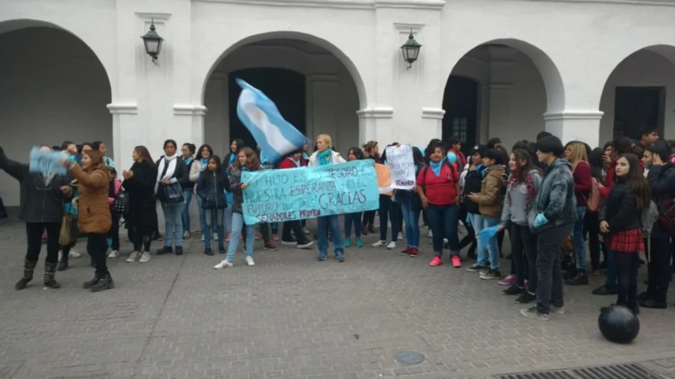 Salteños en contra de la legalización del aborto se manifiestan frente al Cabildo