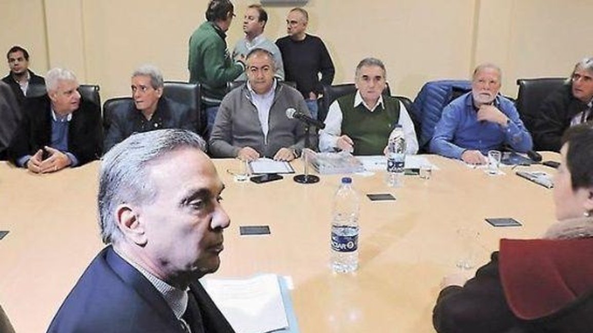 Gobernadores del PJ avanzarán contra el decreto que eliminó el fondo sojero 
