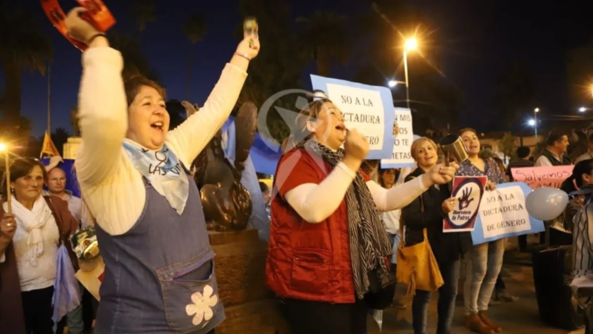 Familias en contra de la ideología de género se congregaron para apoyar a Suriani: hoy no se tratará el proyecto