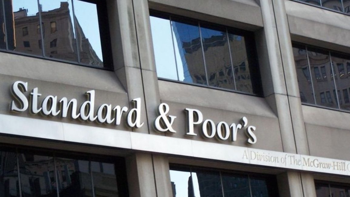Otra mala: Standard & Poor`s colocó bajo revisión "negativa" la nota de la deuda argentina 