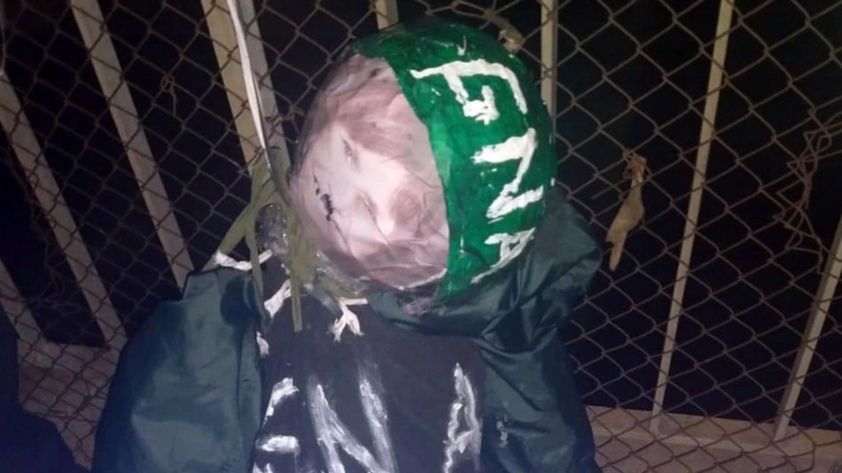 Apareció un muñeco colgado de un puente con ropa de Gendarmería y la foto de Bullrich