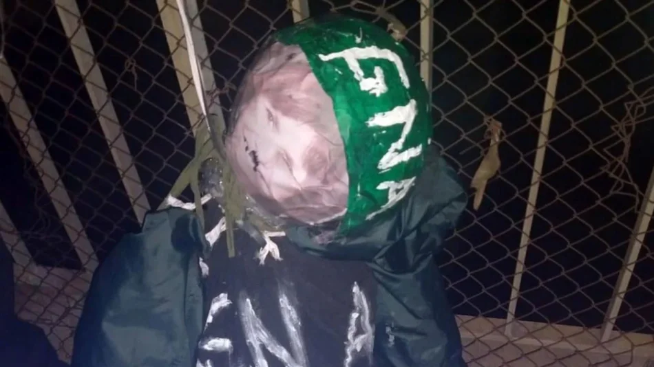 Apareció un muñeco colgado de un puente con ropa de Gendarmería y la foto de Bullrich