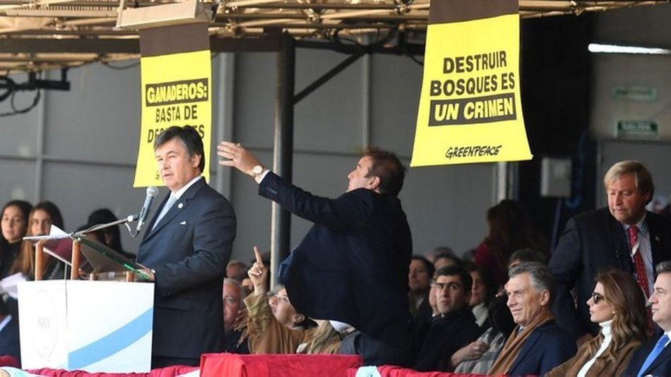 Greenpeace desplegó carteles de protesta en la inauguración oficial de La Rural 