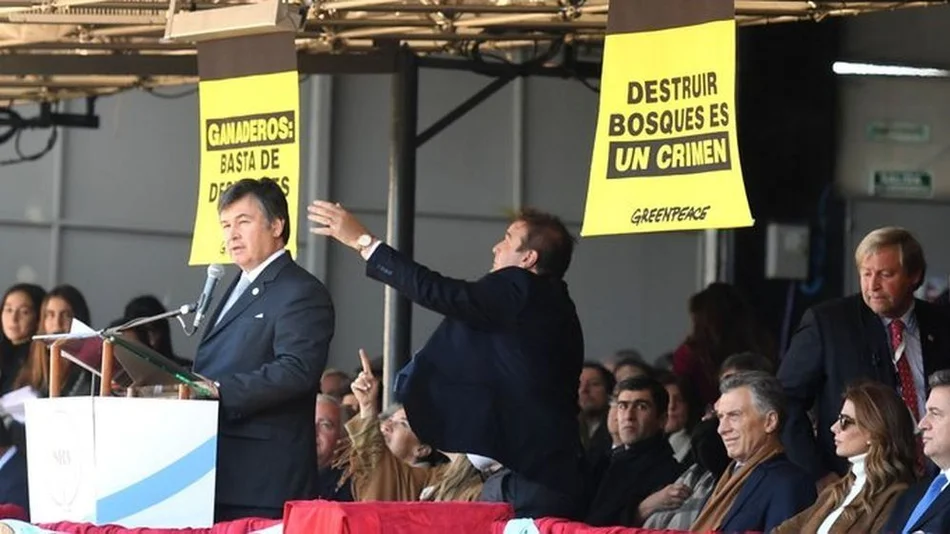 Greenpeace desplegó carteles de protesta en la inauguración oficial de La Rural 